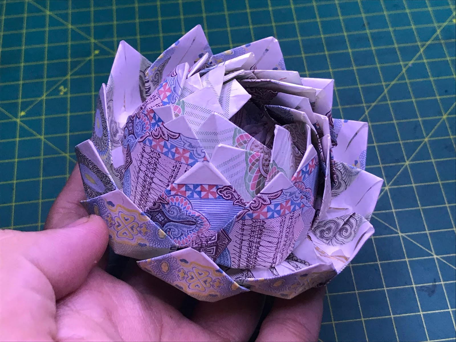 hướng dẫn cách gấp hoa sen bằng tiền giấy đẹp và đơn giản | Hoa sen, Origami 3d, Giày